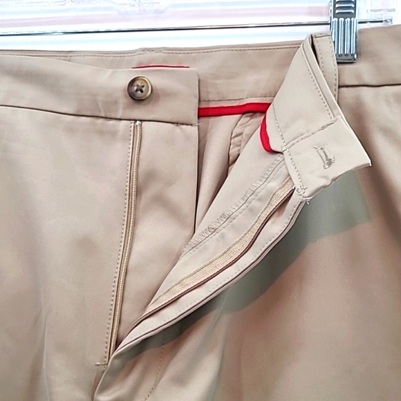 IZOD Men's Tan Golf Shorts, 100% Polyester - Size 42 - Picture 4 of 10